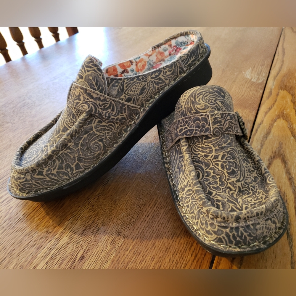 Alegria Brown And Tan Mules